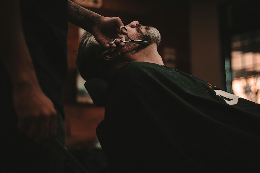 Barbero real haciendo corte degradado a cliente