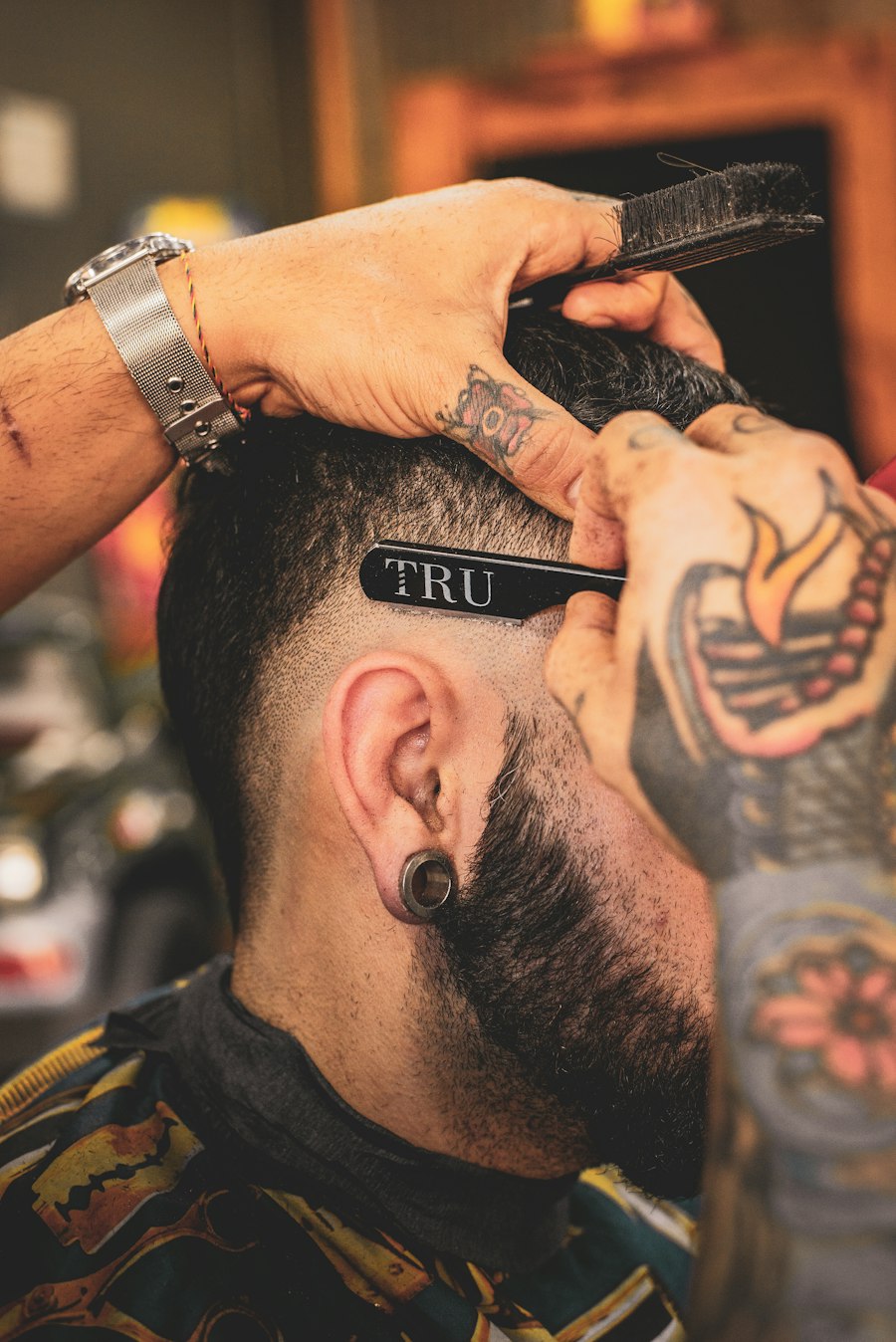 Interior real de barbería con sillas y espejos