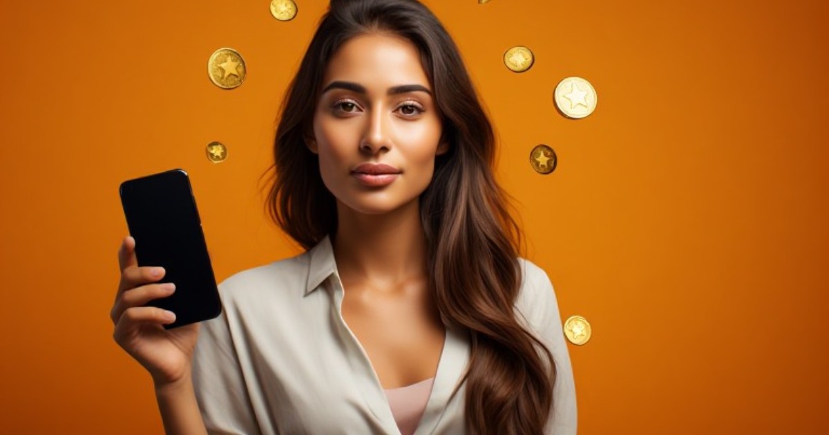 Mujer con teléfono y monedas de oro