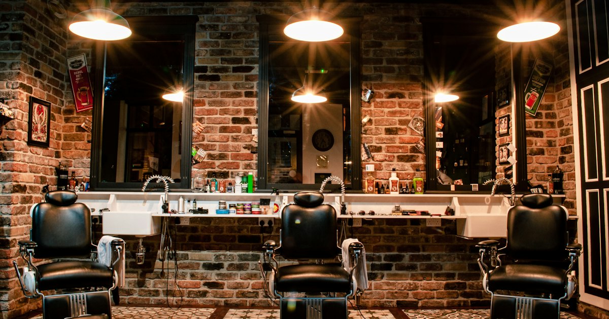 Barbero real recortando en su local