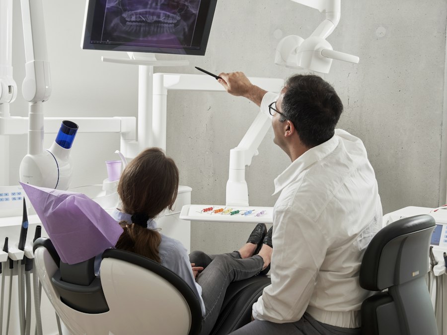 Sillón dental real en consultorio limpio